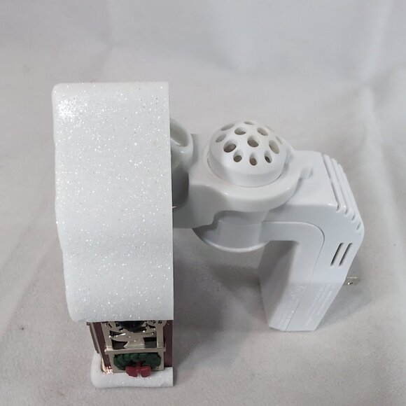 Bath & Body Works Wallflower Plug Christmas Winter Barn Red Projector Nightlight - Picture 9 of 14